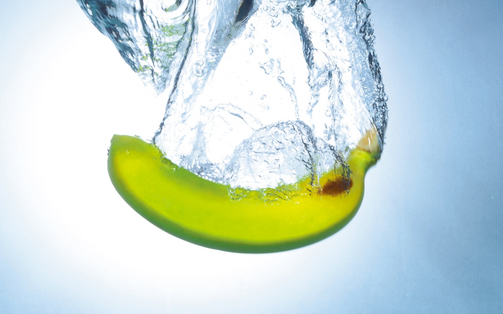 зеленый банан погружается в воду, вода, обои для рабочего стола