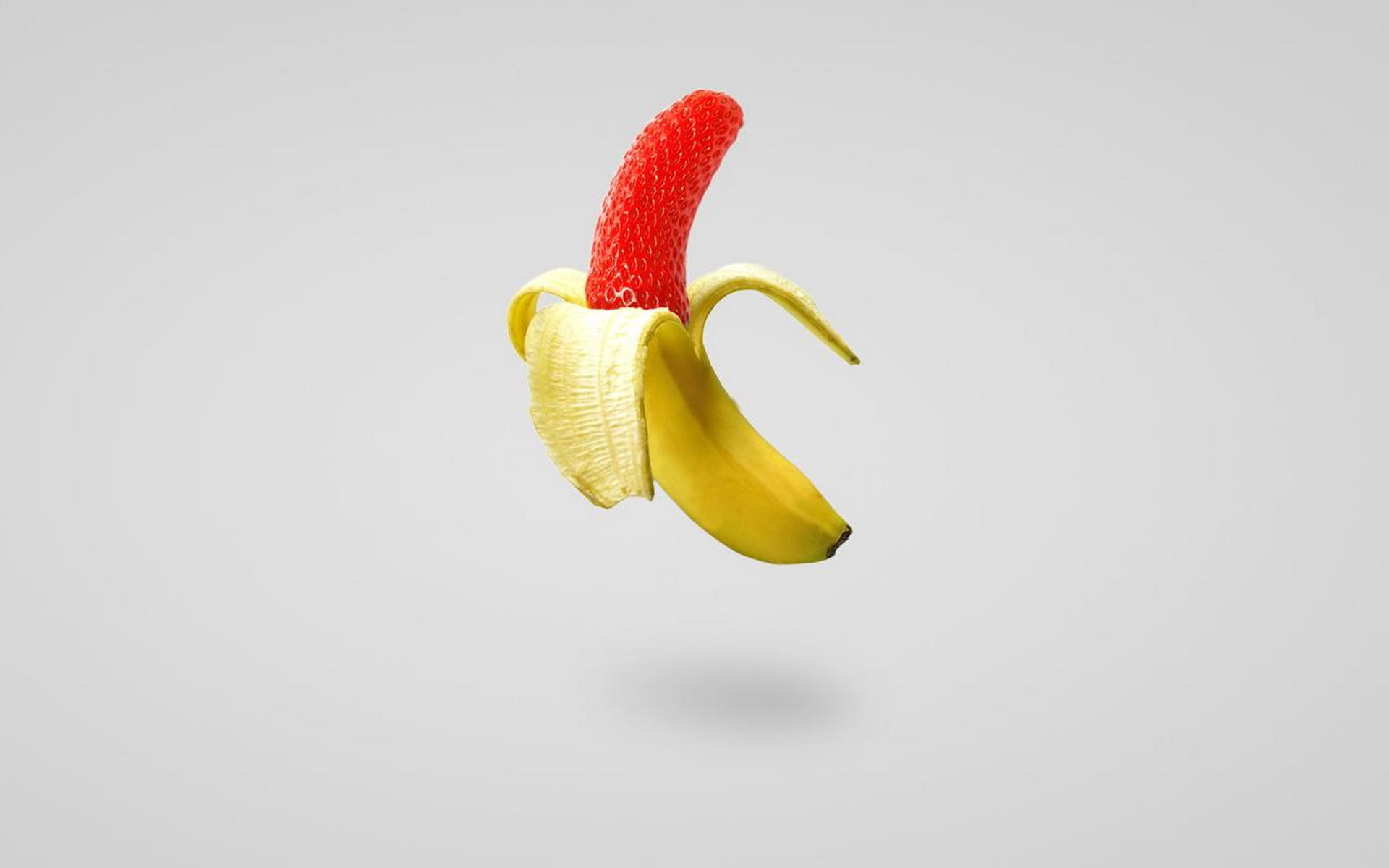 очищенный банан и клубника, скачать фото, обои для рабочего стола, banana wallpapers