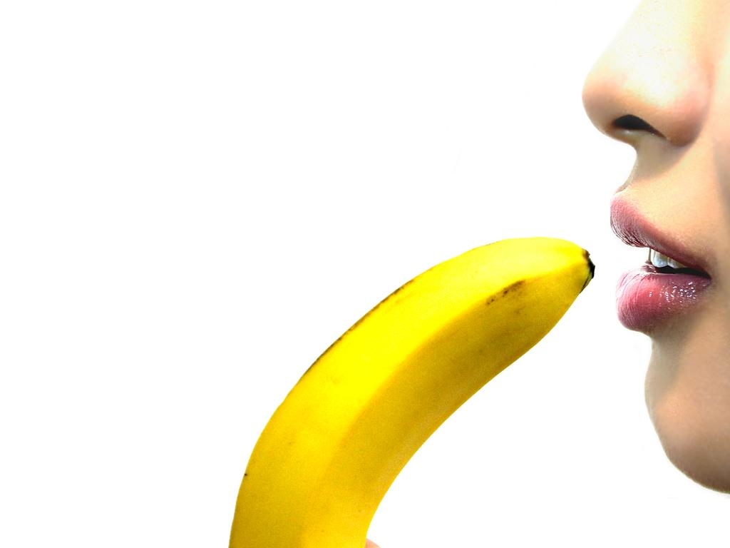 Скачать фотообои для рабочего стола: girl banana, девушка ест, банан, обои  для рабочего стола, фото