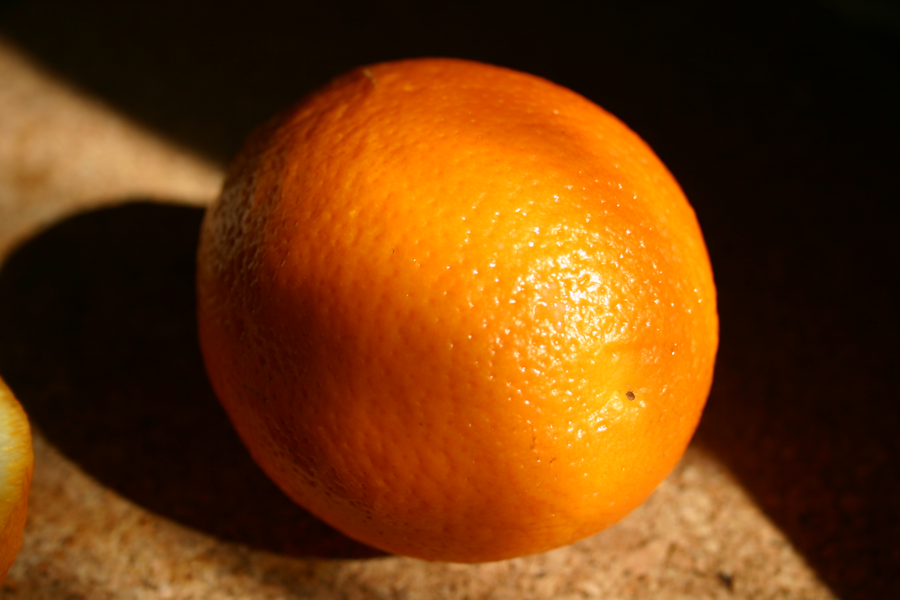 Кк апельсина. Апельсин. Красивый апельсин. Апельсин и мандарин. Апельсин один.